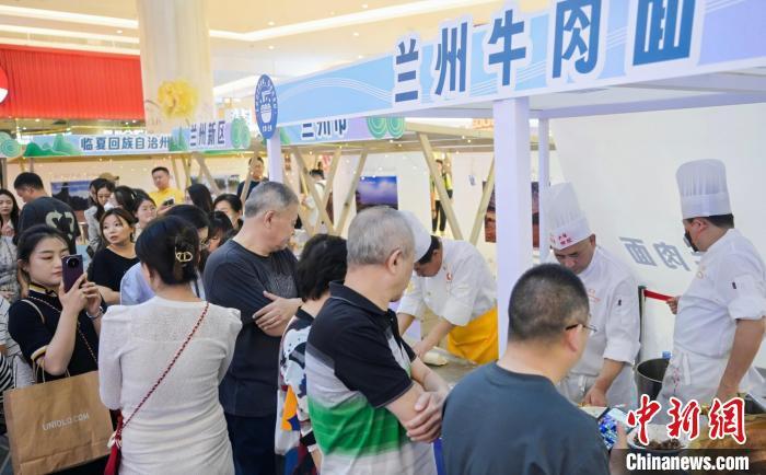 5月11日，“醉美玉如意·感恩幫扶情”甘肅(天津)文創(chuàng)非遺市集和特色美食展示活動(dòng)在天津舉行。(天津市文旅局供圖)