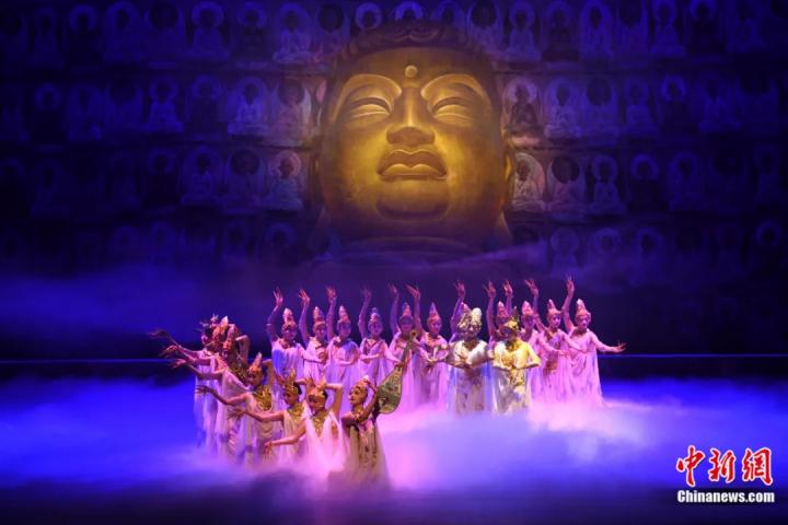 2024年2月23日晚，中國經(jīng)典舞劇《絲路花雨》在甘肅蘭州演出恭賀新春。李亞龍 攝