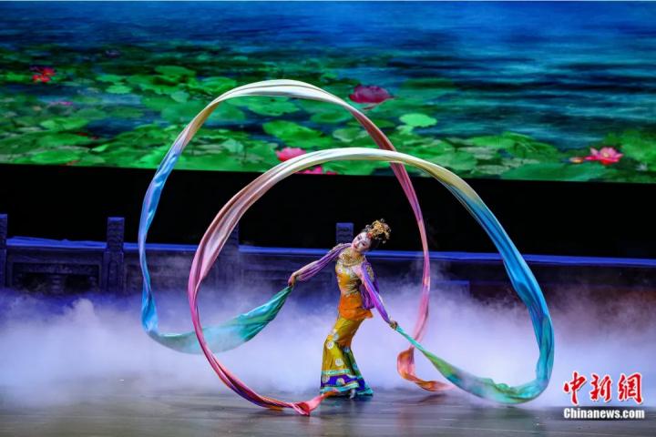 2023年4月17日晚，中國經(jīng)典舞劇《絲路花雨》在澳門百老匯劇場演出。甘肅演藝集團(tuán) 供圖