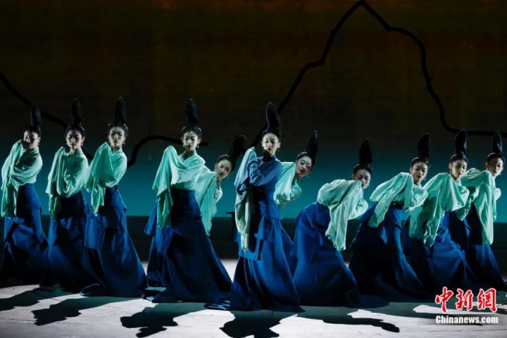 2024年2月29日晚，舞蹈詩劇《只此青綠》在北京上演，多國駐華使節(jié)和國際組織代表前來觀賞。韓海丹 攝