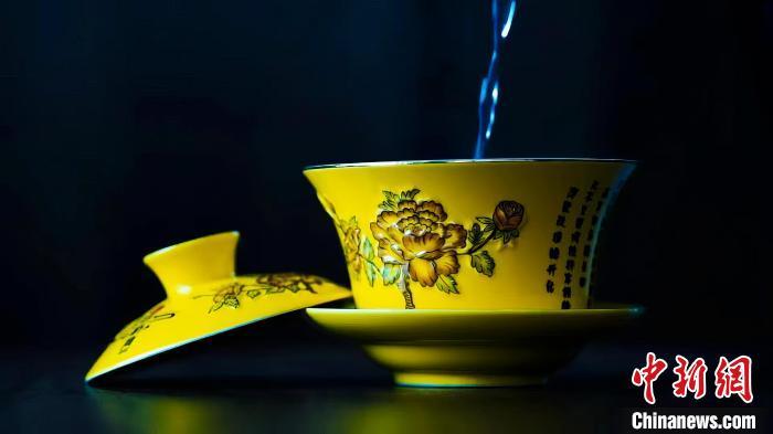 2023年5月，拍攝的臨夏特色茶飲——蓋碗茶。(資料圖)臨夏市融媒體中心供圖
