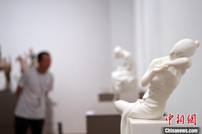 5月21日，在“絲路印跡”雕塑藝術(shù)作品展展出的作品《綺羅香·香》。九美旦增 攝</p>
<p>