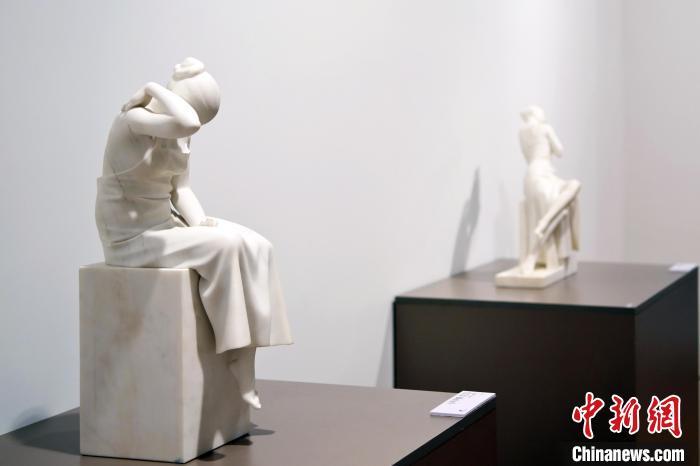 5月21日，在“絲路印跡”雕塑藝術(shù)作品展展出的雕塑作品《聲聲慢·艾艾》。九美旦增 攝</p>
<p>