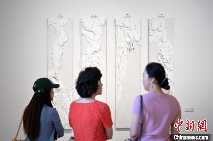 5月21日，觀眾參觀在“絲路印跡”雕塑藝術(shù)作品展展出的作品《無相》。九美旦增 攝</p>
<p>