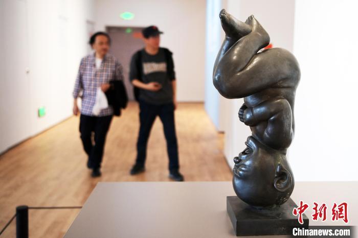 5月21日，觀眾參觀“絲路印跡”雕塑藝術(shù)作品展展出的雕塑作品。九美旦增 攝</p>
<p>