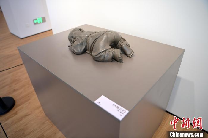 5月21日，在“絲路印跡”雕塑藝術(shù)作品展展出的作品《大地之子》。九美旦增 攝</p>
<p>