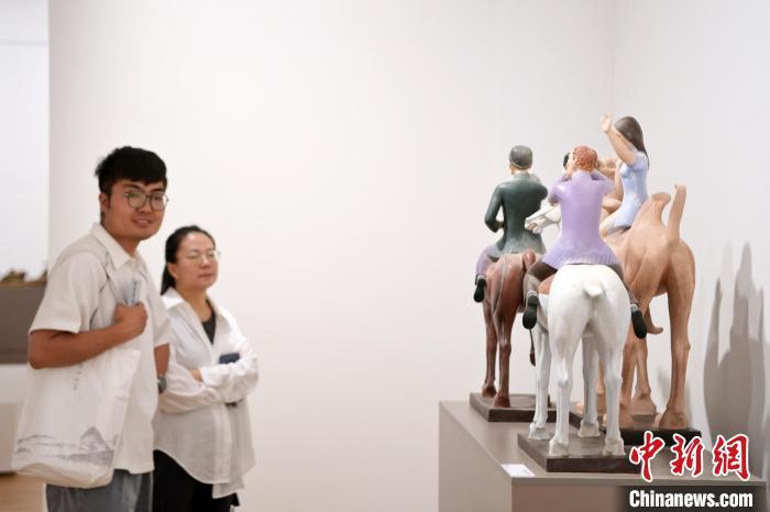 5月21日，觀眾參觀在“絲路印跡”雕塑藝術(shù)作品展展出的雕塑作品《絲路話語》。九美旦增 攝</p>
<p>