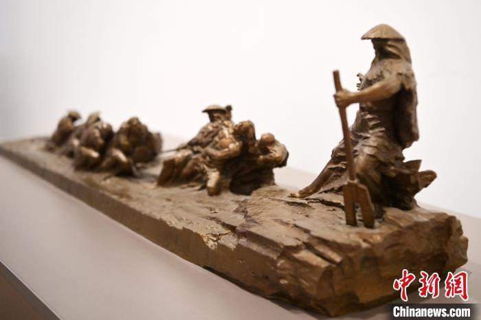 5月21日，在“絲路印跡”雕塑藝術(shù)作品展展出的作品《治水為民·禹德九州》。九美旦增 攝</p>
<p>