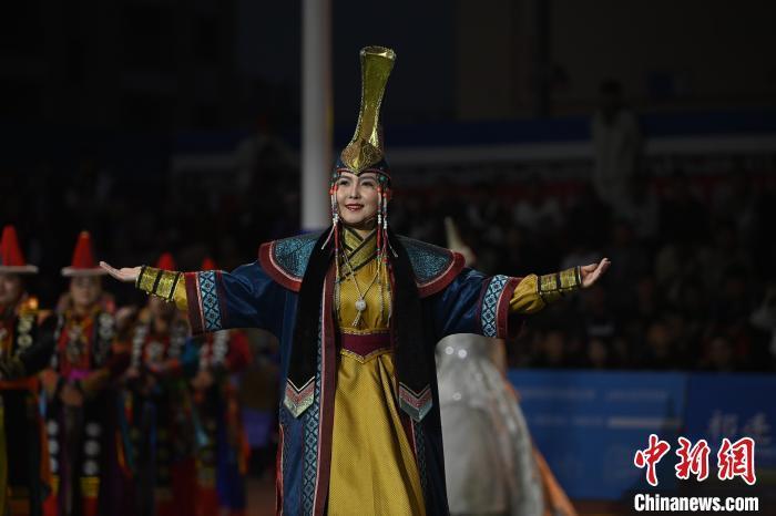 圖為開幕式現(xiàn)場蒙古族服飾秀。李亞龍 攝
