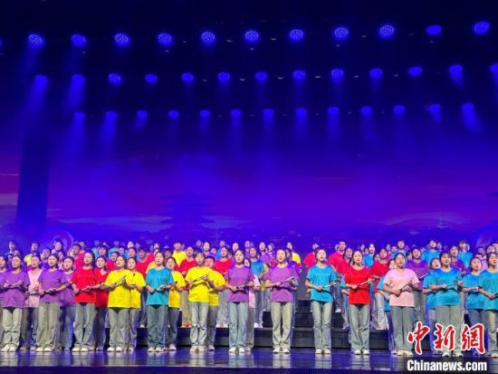 5月28日晚，“詩(shī)意甘肅·絲路長(zhǎng)風(fēng)三千里”——月出涼州·武威詩(shī)會(huì)在甘肅省武威市漢唐天馬城舉行。楊娜 攝