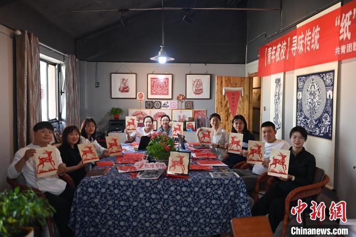 6月6日，在甘肅敦煌青年夜校課程中，青年學(xué)員展示學(xué)習(xí)敦煌非遺剪紙的成果。