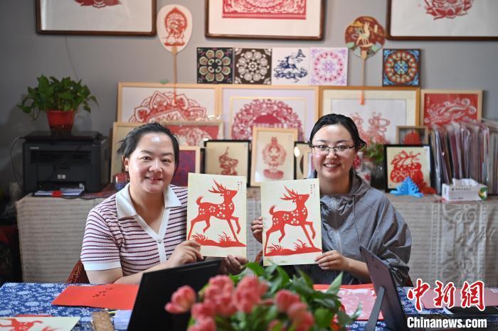6月6日，在甘肅敦煌青年夜校課程中，青年學(xué)員展示學(xué)習(xí)敦煌非遺剪紙的成果。李亞龍 攝　　