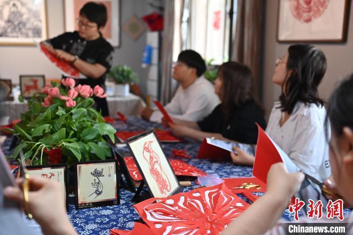 6月6日，在甘肅敦煌青年夜校課程中，青年學(xué)員學(xué)習(xí)敦煌非遺剪紙課程。李亞龍 攝　　