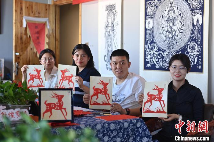 6月6日，在甘肅敦煌青年夜校課程中，青年學(xué)員展示學(xué)習(xí)敦煌非遺剪紙的成果。李亞龍 攝　　