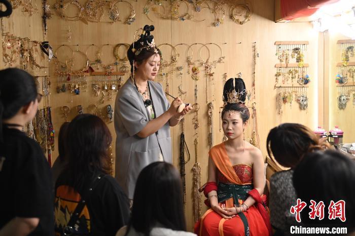 6月6日，在甘肅敦煌青年夜校課程中，青年學(xué)員學(xué)習(xí)敦煌美妝課程。李亞龍 攝
