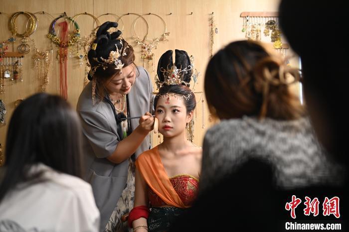 6月6日，在甘肅敦煌青年夜校課程中，青年學(xué)員學(xué)習(xí)敦煌美妝課程。李亞龍 攝　　