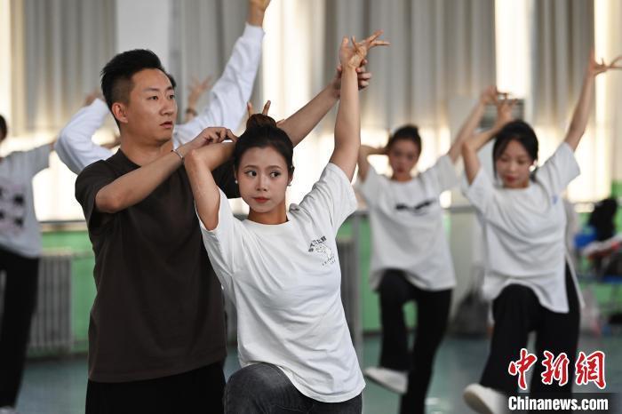 6月6日，在甘肅敦煌青年夜校課程中，青年學(xué)員學(xué)習(xí)敦煌舞課程。李亞龍 攝　　