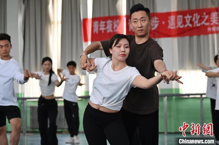 6月6日，在甘肅敦煌青年夜校課程中，學(xué)員學(xué)習(xí)敦煌舞課程。李亞龍 攝　　