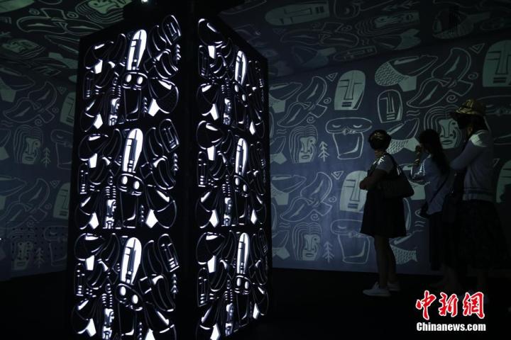 圖為游客參觀藝術(shù)展。中新社記者 李亞龍 攝