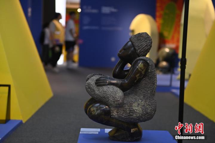 圖為游客參觀藝術(shù)展。中新社記者 李亞龍 攝</p>
<p>