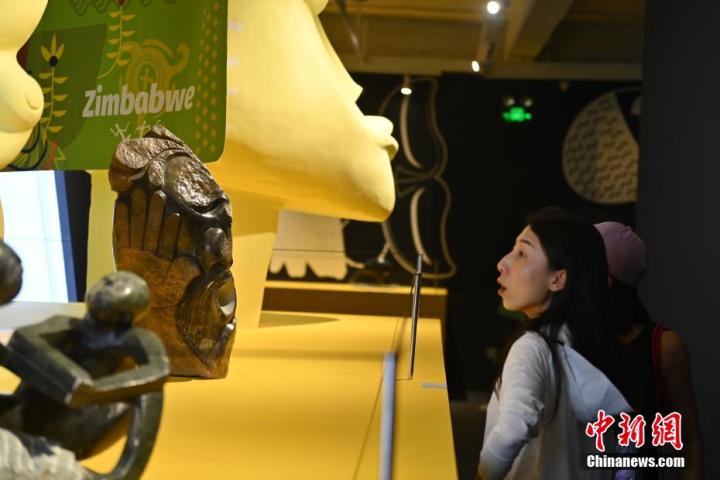 圖為游客參觀藝術(shù)展。中新社記者 李亞龍 攝