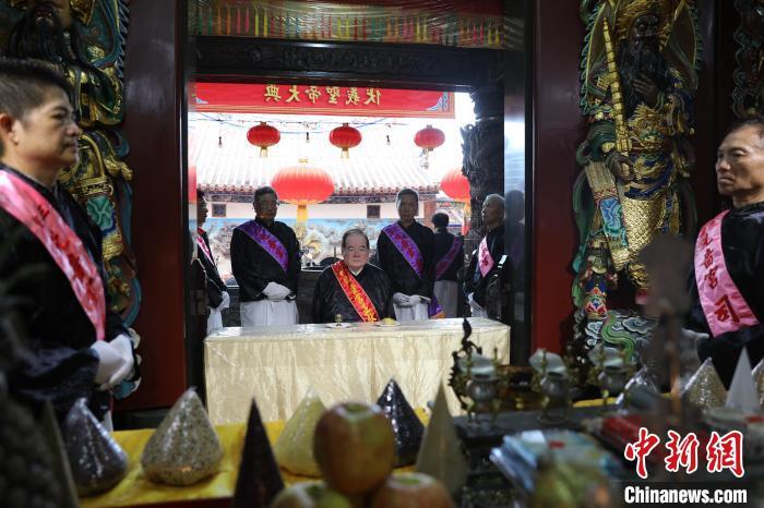 6月21日，“2024(甲辰年)兩岸共祭人文始祖伏羲典禮”在臺(tái)灣新北舉行。擔(dān)任主祭官的先嗇宮董事長(zhǎng)、中國(guó)國(guó)民黨前秘書長(zhǎng)李乾龍(中)出席典禮并擔(dān)任主祭官。中新社記者 張曉曦 攝