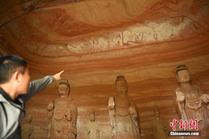 7月15日，甘肅省平?jīng)鍪袥艽h百里石窟長廊中的南石窟寺1號窟內(nèi)，工作人員介紹窟內(nèi)僅存的浮雕——佛傳故事。百里石窟長廊位于涇川縣境內(nèi)，由512個石窟、5眼窟中石井組成，現(xiàn)存王母宮石窟、鳳凰山石窟、南石窟寺、丈八寺石窟、羅漢洞石窟、太山寺石窟等規(guī)模較大的石窟群，還有數(shù)量眾多的小石窟群。南石窟寺開鑿于北魏永平三年，其中1號窟屬于大型七佛窟，七佛高達6米。中新社記者 李亞龍 攝</p>
<p>
