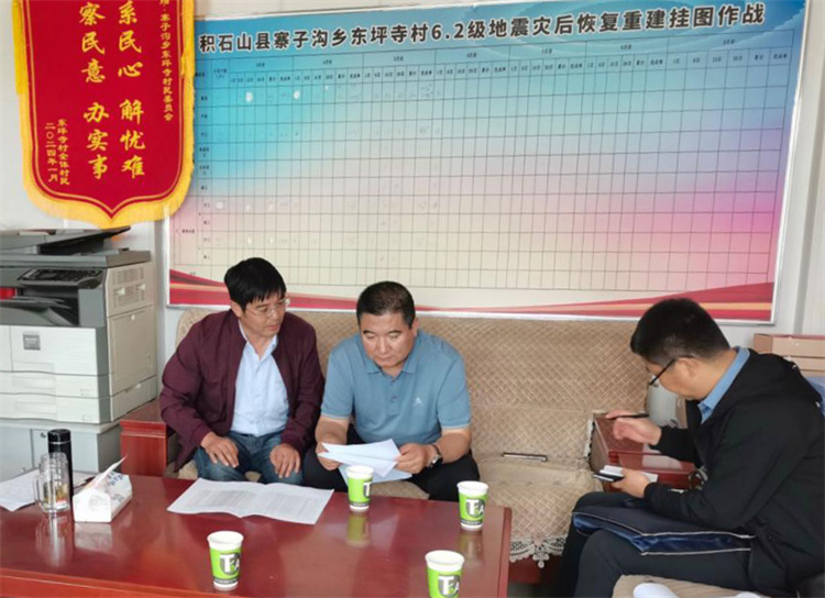 州縣紀(jì)委監(jiān)委機(jī)關(guān)聯(lián)合督查組對(duì)下沉干部 、駐村干部 、包村組長(zhǎng)、村干部 “四級(jí)”干部履職到崗情況，以及工作日志和民情臺(tái)賬、訴求臺(tái)賬進(jìn)行日常監(jiān)督檢查，壓實(shí)工作責(zé)任。.jpg