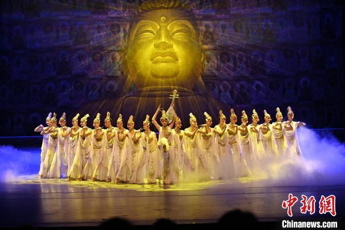 7月18日晚，中國經(jīng)典舞劇《絲路花雨》在甘肅蘭州黃河劇院演出。李亞龍 攝