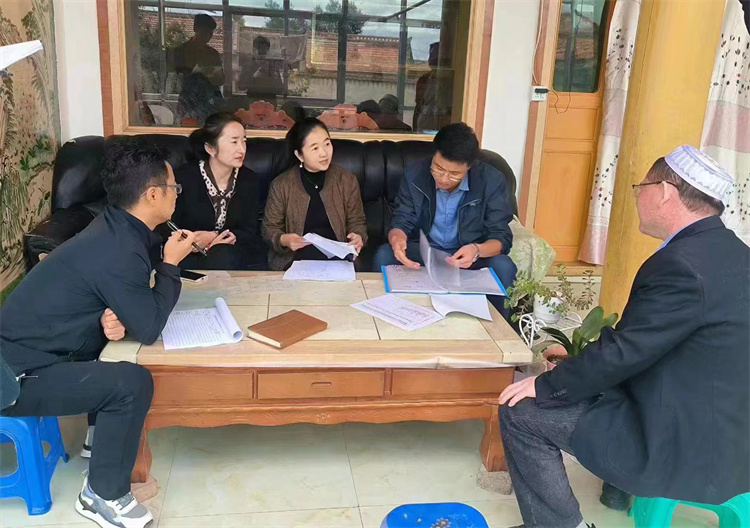 臨潭縣卓洛鄉(xiāng)紀(jì)委工作人員在下園子村農(nóng)戶家中了解在發(fā)放大病救助補(bǔ)助資金中是否存在落實(shí)不及時(shí)、不到位等作風(fēng)方面的問題。.jpg