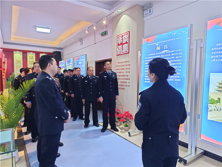 嘉峪關(guān)市公安局明珠路派出所參觀市公安局紀(jì)法廉政警示教育基地。.jpg