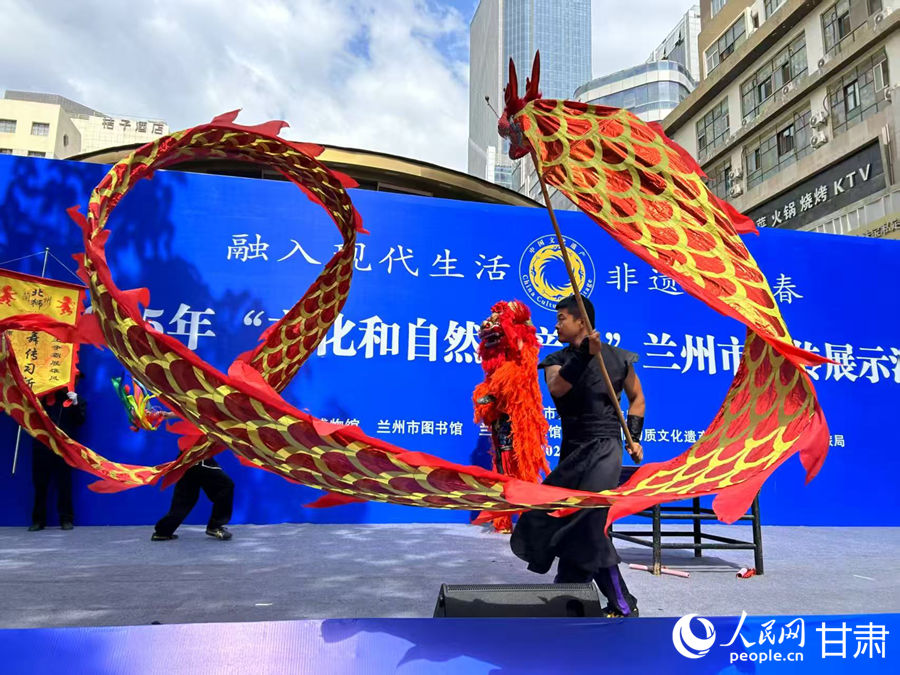 柴宗峰在2025年“文化和自然遺產(chǎn)日”蘭州市非遺宣傳展示活動中表演舞獅。人民網(wǎng)記者 焦隆攝