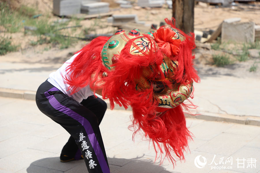 柴宗峰在桃林村展示蘭州北獅風(fēng)采。人民網(wǎng)記者 焦隆攝