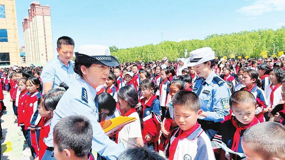 積石山交警開展交通安全宣傳教育活動(dòng)